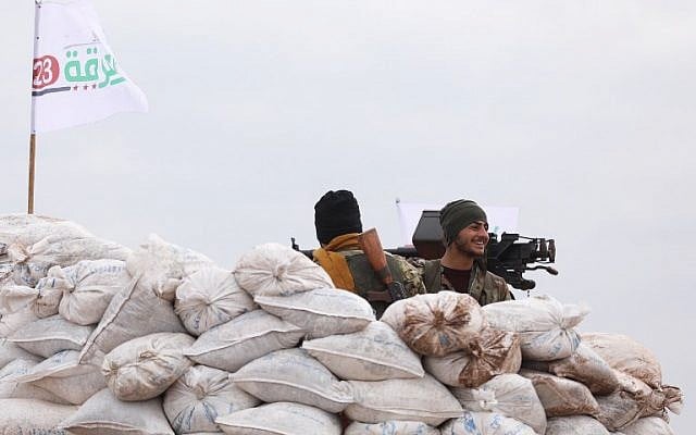 Un rebelle syrien, soutenu par les Turcs, près du village syrien de Qilah, dans la région d'Afrine,, près de la frontière turque, le 21 janvier, 2018. (Crédit : OMAR HAJ KADOUR / AFP) Un rebelle syrien, soutenu par les Turcs, près du village syrien de Qilah, dans la région d'Afrine,, près de la frontière turque, le 21 janvier, 2018. (Crédit : OMAR HAJ KADOUR / AFP)
