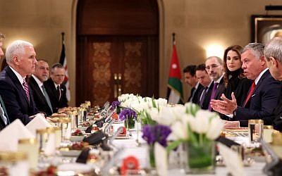 Le vice-président Mike Pence (à droite) déjeune avec le roi Abdallah II de Jordanie et son épouse la Reine Rainai, à Amman, le 21 janvier 2018. (Crédit : AFP / Khalil MAZRAAWI)