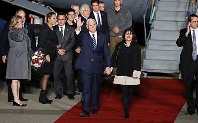 Le vice-président américain Mike Pence et son épouse Karen Pence à leur arrivée à Ben Gurion, l' 21 janvier 2018. (Crédit : AFP / Jack GUEZ)