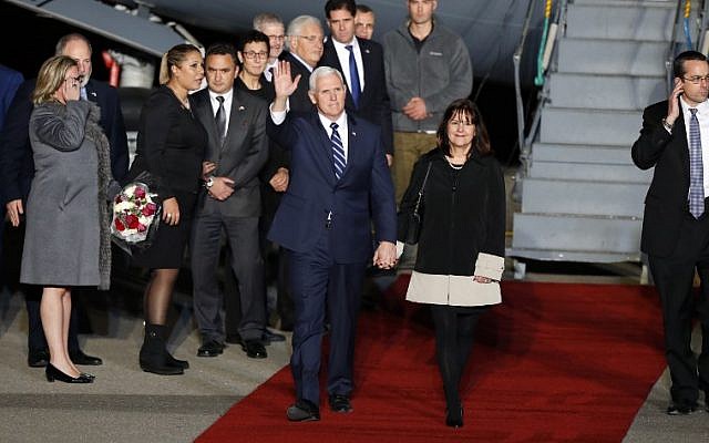 Le vice-président américain Mike Pence et son épouse Karen Pence à leur arrivée à Ben Gurion, l' 21 janvier 2018. (Crédit : AFP / Jack GUEZ) Le vice-président américain Mike Pence et son épouse Karen Pence à leur arrivée à Ben Gurion, l' 21 janvier 2018. (Crédit : AFP / Jack GUEZ)