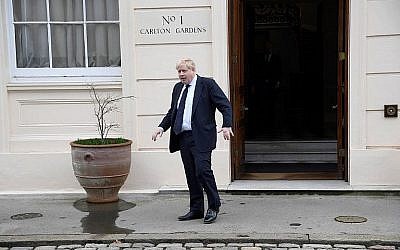 Le secrétaire britannique aux Affaires étrangères Boris Johnson attend le secrétaire d'état américain Rex Tillerson avant leur rencontre à Londres, le 22 janvier 2018 (Crédit : AFP Photo/Pool/Toby Melville)