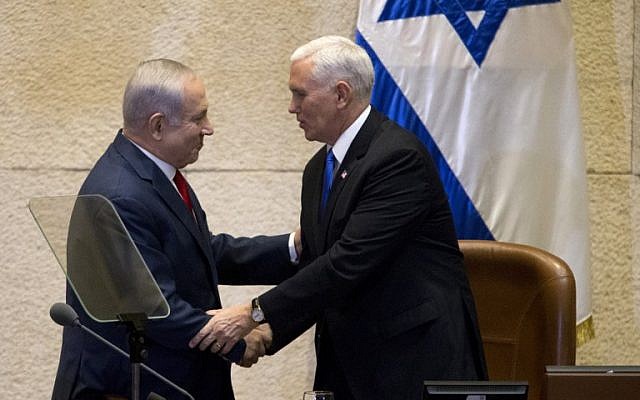 Poignée de mains entre le Premier ministre israélien et le vice-président américain Mike Pence, à la Knesset, le 22 janvier 2018. (Crédit : Ariel Schalit / POOL / AFP) Poignée de mains entre le Premier ministre israélien et le vice-président américain Mike Pence, à la Knesset, le 22 janvier 2018. (Crédit : Ariel Schalit / POOL / AFP)
