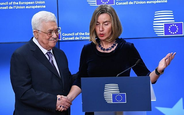 Le président de l'Autorité palestinienne Mahmoud Abbas, à gauche, est accueilli par la cheffe de la politique étrangère de l'UE Federica Mogherini avant un conseil des ministres des Affaires étrangères européens à la Commission européenne de Bruxelles, le 22 janvier 2018 (Crédit : EMMANUEL DUNAND / AFP) Le président de l'Autorité palestinienne Mahmoud Abbas, à gauche, est accueilli par la cheffe de la politique étrangère de l'UE Federica Mogherini avant un conseil des ministres des Affaires étrangères européens à la Commission européenne de Bruxelles, le 22 janvier 2018 (Crédit : EMMANUEL DUNAND / AFP)