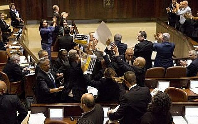 Les députés de la Liste arabe unie brandissent des pancartes sur lesquelles est écrit "Jérusalem est la capitale de la Palestine" lors du discours du vice-président américain Mike Pence à la Knesset à Jérusalem le 22 janvier 2018. (Photo AFP / Pool / Ariel Schalit) Les députés de la Liste arabe unie brandissent des pancartes sur lesquelles est écrit "Jérusalem est la capitale de la Palestine" lors du discours du vice-président américain Mike Pence à la Knesset à Jérusalem le 22 janvier 2018. (Photo AFP / Pool / Ariel Schalit)