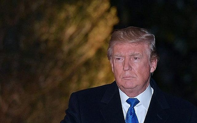 Le président américain Donald Trump sur la pelouse de la Maison Blanche à Washington, Etats-Unis, le 24 janvier 2018 (Crédit : MANDEL NGAN / AFP) Le président américain Donald Trump sur la pelouse de la Maison Blanche à Washington, Etats-Unis, le 24 janvier 2018 (Crédit : MANDEL NGAN / AFP)