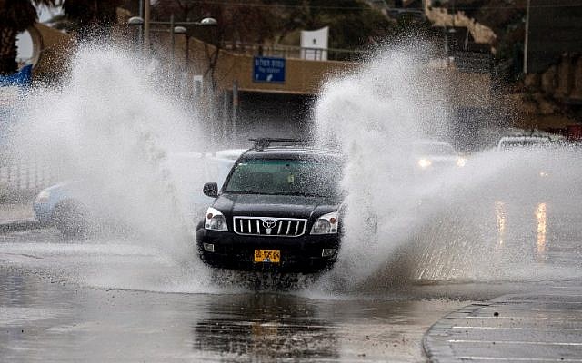 Les automobilistes conduisent à travers les rues inondées après une tempête hivernale qui a frappé la ville côtière de Netanya, au nord de Tel Aviv, le 25 janvier 2018 (Crédit : JACK GUEZ / AFP) Les automobilistes conduisent à travers les rues inondées après une tempête hivernale qui a frappé la ville côtière de Netanya, au nord de Tel Aviv, le 25 janvier 2018 (Crédit : JACK GUEZ / AFP)