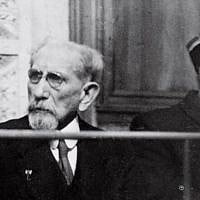Le politicien et écrivain français Charles Maurras assiste à son procès lors duquel il a été condamné à la réclusion à perpétuité pour complicité avec l'ennemi nazi pendant la Seconde guerre mondiale, le 25 janvier 1945, au palais de justice de Lyon. (Crédit : AFP)