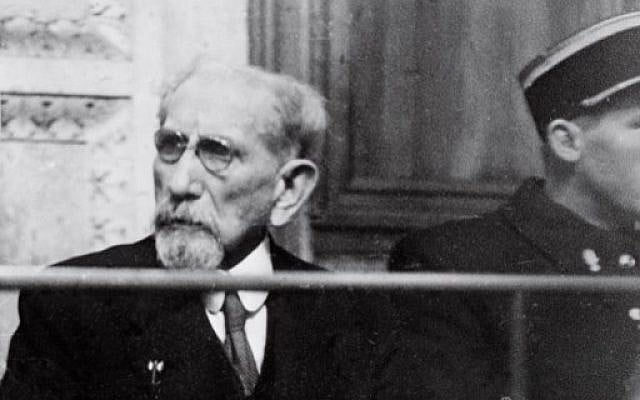 Le politicien et écrivain français Charles Maurras assiste à son procès lors duquel il a été condamné à la réclusion à perpétuité pour complicité avec l'ennemi nazi pendant la Seconde guerre mondiale, le 25 janvier 1945, au palais de justice de Lyon (PHOTO AFP) Le politicien et écrivain français Charles Maurras assiste à son procès lors duquel il a été condamné à la réclusion à perpétuité pour complicité avec l'ennemi nazi pendant la Seconde guerre mondiale, le 25 janvier 1945, au palais de justice de Lyon (PHOTO AFP)