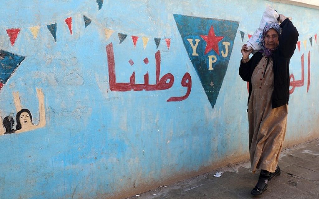 Une femme kurde syrienne se promène dans une rue de l'enclave kurde d'Afrin, le 30 janvier 2018 (AFP PHOTO / DELIL SOULEIMAN)