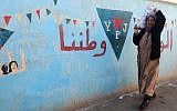 Une femme kurde syrienne se promène dans une rue de l'enclave kurde d'Afrin, le 30 janvier 2018 (AFP PHOTO / DELIL SOULEIMAN)