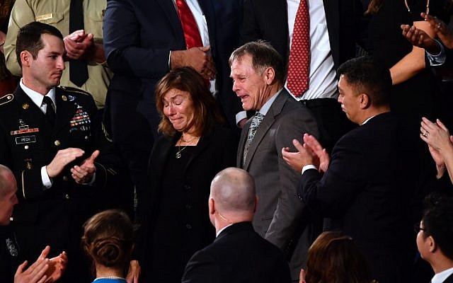 Fred et Cindy Warmbier applaudis durant le discours de l'état de l'Union au capitole américain de Washington, le 30 janvier 2018 (Crédit : AFP/Nicholas Kamm) Fred et Cindy Warmbier applaudis durant le discours de l'état de l'Union au capitole américain de Washington, le 30 janvier 2018 (Crédit : AFP/Nicholas Kamm)