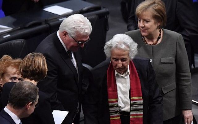 De gauche à droite, le président allemand Frank-Walter Steinmeier, la survivante de l'Holocauste Anita Lasker-Wallfisch et la chancelière allemande Angela Merkel quittent après la cérémonie annuelle à la mémoire des victimes et des survivants de l'Holocauste le 31 janvier 2018 à Berlin (Bundestag). (Crédit: AFP / John MACDOUGALL) De gauche à droite, le président allemand Frank-Walter Steinmeier, la survivante de l'Holocauste Anita Lasker-Wallfisch et la chancelière allemande Angela Merkel quittent après la cérémonie annuelle à la mémoire des victimes et des survivants de l'Holocauste le 31 janvier 2018 à Berlin (Bundestag). (Crédit: AFP / John MACDOUGALL)