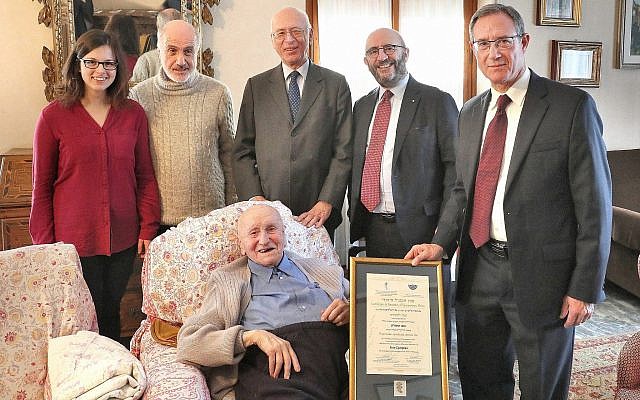 Enzo Cavaglion (assis). De droite à gauche :  Alan Schneider, Directeur du centre mondial Bnai Brith-Jérusalem; Paolo Eliezer Foa, Président du Bnai Brith - loge de Milan, Milan, Dario Disegni, Président du musée du judaïsme italien et de la Shoah,  le fils d'Enzo, le docteur  Alberto Cavaglion et sa petite-fille  Sara Cavaglion. (Crédit : Sergio Cravero)