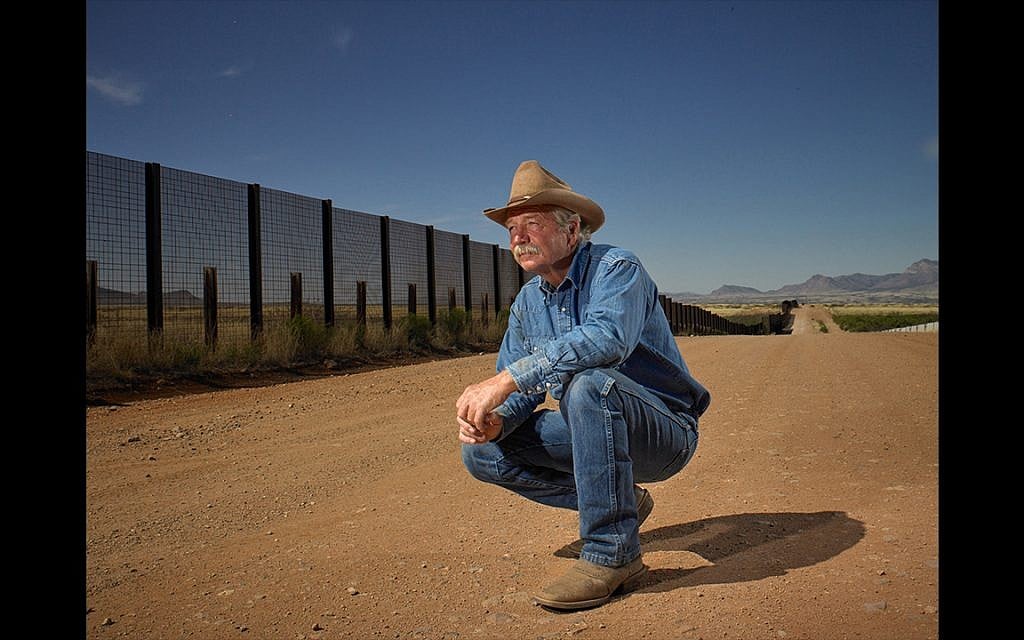 John Ladd sur son ranch le long de la frontière mexicaine, à Bisbee, dans l'Arizona. A voté Donald Trump. Le 10 mars 2017 (Crédit : Naomi Harris)