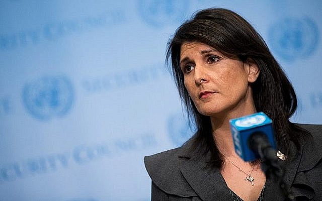 Nikki Haley, ambassadrice des Etats-Unis auprès des Nations unies, s'entretient avec la presse au siège des Nations unies à New York, le 2 janvier 2018 (Crédit : Drew Angerer / Getty Images / AFP)