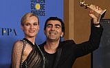 Diane Kruger et le réalisateur Fatih Akin, avec leur trophée du Golden Globe de meilleur film en langue étrangère pour 'In The Fade' au Beverly Hilton Hotel, en Californie, le 7 janvier 2018. (Crédit : Kevin Winter/Getty Images/AFP
