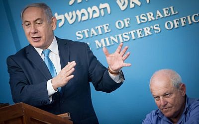 Le Premier ministre Benjamin Netanyahu en compagnie du ministre des Affaires sociales, Haim Katz, lors d'une conférence de presse annonçant une augmentation des allocations pour adultes handicapés, le 3 janvier 2018 (Yonatan Sindel / Flash90)