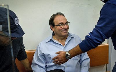 Dov Zur, maire de Rishon Lezion, arrive devant le tribunal de première instance de Rishon Lezion pour la prolongation de sa suspension provisoire, le 7 décembre 2017. (Avi Dishi / Flash90)