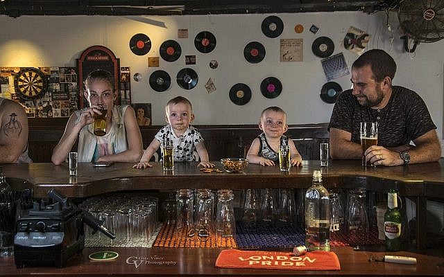 Au pub avec papa et maman (avec la permission de Guy Vainer)