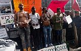 Des militants érythréens ont organisé une vente aux enchères d'esclaves devant l'ambassade du Rwanda, à Herzliya, le 22 janvier 2018, afin de protester contre les expulsions prévues (Melanie Lidman / Times of Israël)