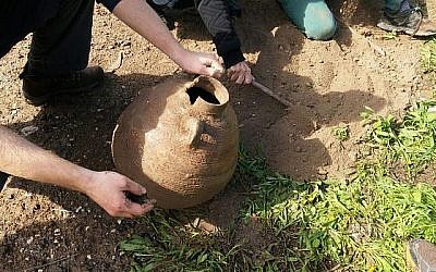 La jarre de l'ère byzantine durant une randonnée familiale dans le parc national de Beit Shean (Crédit : Shmuelik Armon)