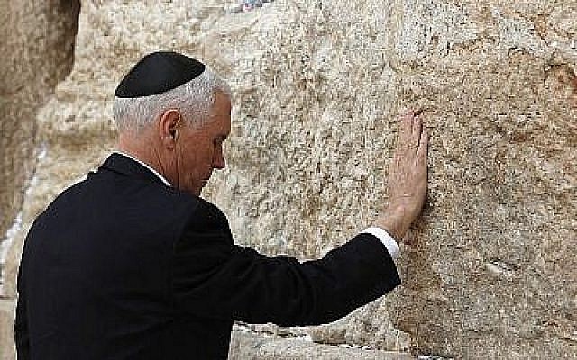 Le vice-président américain Mike Pence lors de sa visite au mur Occidental de Jérusalem, le 23 janvier 2018 (AFP PHOTO / Thomas COEX) Le vice-président américain Mike Pence lors de sa visite au mur Occidental de Jérusalem, le 23 janvier 2018 (AFP PHOTO / Thomas COEX)