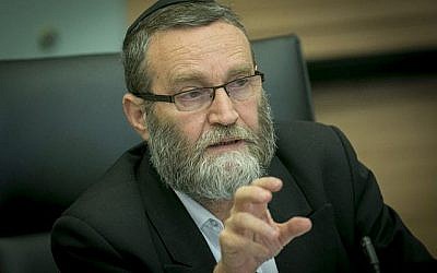 Le président du Comité des finances, Moshe Gafni, dirige une réunion à la Knesset à Jérusalem, le 6 septembre 2016 (Yonatan Sindel / Flash90)