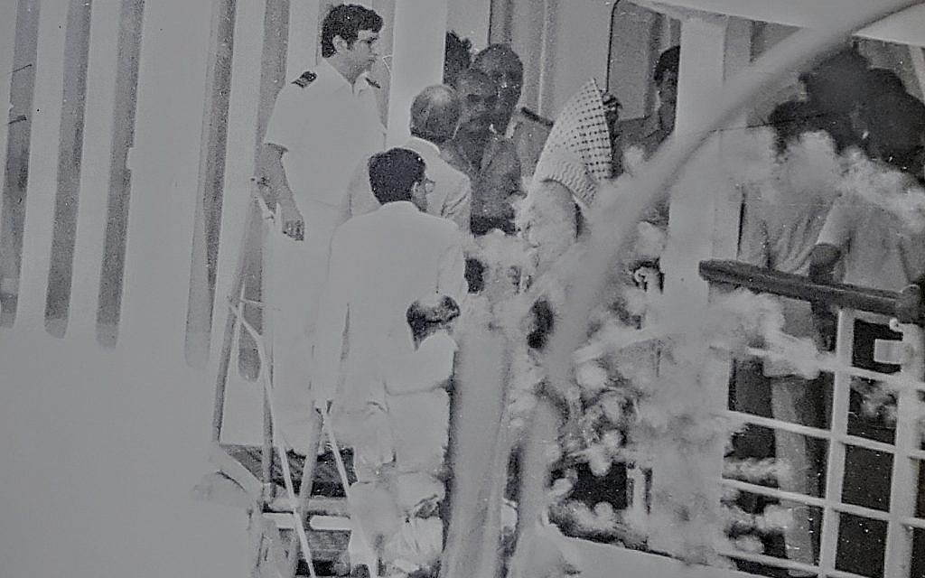 Le chef de l'OLP, Yasser Arafat, à Keffiyah, photographié par un tireur d'élite israélien, quittant Beyrouth en 1982 (Crédit : Autorisation d'Oded Shamir)
