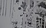 Le chef de l'OLP, Yasser Arafat, à Keffiyah, photographié par un tireur d'élite israélien, quittant Beyrouth en 1982 (Crédit : Autorisation d'Oded Shamir)