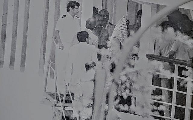 Le chef de l'OLP, Yasser Arafat, à Keffiyah, photographié par un tireur d'élite israélien, quittant Beyrouth en 1982 (Crédit : Autorisation d'Oded Shamir)