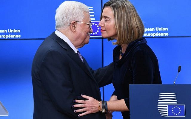 Mahmoud Abbas, leader de l'Autorité palestinienne, est reçu par Federica Mogherini, chef de la diplomatie étrangère de l'UE, avant d'assister à un sommet européen des Affaires étrangères au Conseil européen de Bruxelles le 22 janvier 2018 (EMMANUEL DUNAND / AFP) Mahmoud Abbas, leader de l'Autorité palestinienne, est reçu par Federica Mogherini, chef de la diplomatie étrangère de l'UE, avant d'assister à un sommet européen des Affaires étrangères au Conseil européen de Bruxelles le 22 janvier 2018 (EMMANUEL DUNAND / AFP)