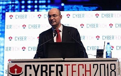 Yigal Unna, nouveau directeur général de la Direction nationale de la cybersécurité israélienne, s'exprimant au forum Cybertech 2018, le 30 janvier 2018 (Gilad Kavalerchij)
