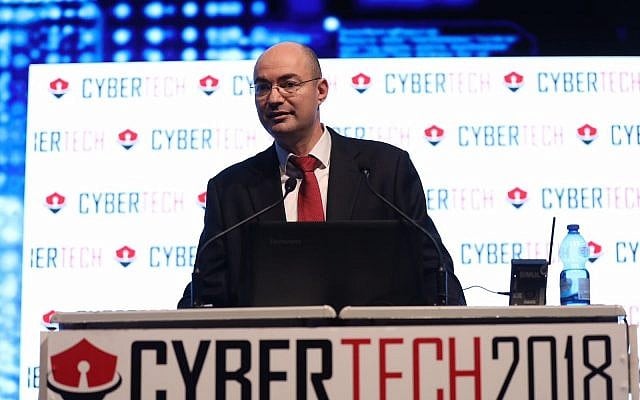 Yigal Unna, nouveau directeur général de la Direction nationale de la cybersécurité israélienne, s'exprimant au forum Cybertech 2018, le 30 janvier 2018 (Gilad Kavalerchij) Yigal Unna, nouveau directeur général de la Direction nationale de la cybersécurité israélienne, s'exprimant au forum Cybertech 2018, le 30 janvier 2018 (Gilad Kavalerchij)