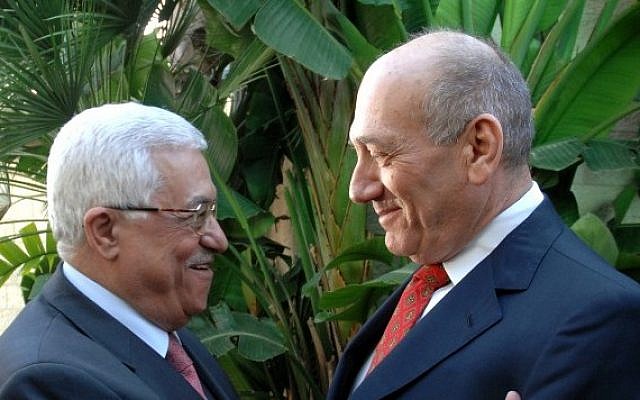 Ehud Olmert, le Premier ministre israélien d’alors, et le président de l'Autorité palestinienne Mahmoud Abbas à Jérusalem en novembre 2008 (Crédit photo : Moshe Milner GPO / Flash90) Ehud Olmert, le Premier ministre israélien d’alors, et le président de l'Autorité palestinienne Mahmoud Abbas à Jérusalem en novembre 2008 (Crédit photo : Moshe Milner GPO / Flash90)
