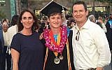 Blaze Bernstein, au centre, avec ses parents, Jeanne Pepper et Gideon Bernstein (Facebook via JTA)