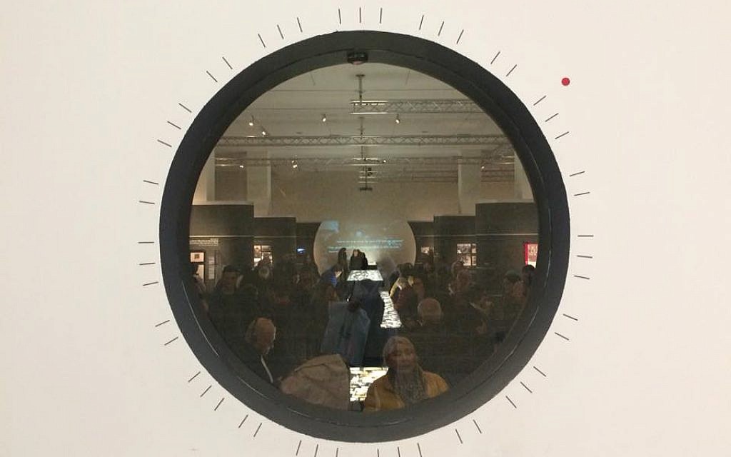 Découverte de l'exposition 'Flash mémortiel' à Yad Vashem depuis la fenêtre en forme d'objectif de caméra installée sur le mur extérieur, le 24 janvier 2018 (Crédit : Renee Ghert-Zand / TOI)