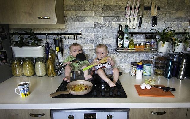Les jumeaux Vainer préparent le dîner (avec la permission de Guy Vainer)