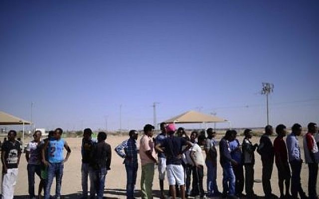Des demandeurs d'asile africains se rassemblent devant le centre de détention de Holot, dans le sud d'Israël, à l'occasion de la Journée internationale des réfugiés, le samedi 18 juin 2016 (Tomer Neuberg / Flash90) Des demandeurs d'asile africains se rassemblent devant le centre de détention de Holot, dans le sud d'Israël, à l'occasion de la Journée internationale des réfugiés, le samedi 18 juin 2016 (Tomer Neuberg / Flash90)