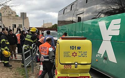 Les ambulanciers de Magen David Adom arrivent sur la scène d'un accident lors duquel un bus a renversé et tué un petit garçon de six ans à Beit Shemesh. (Crédit : MDA)