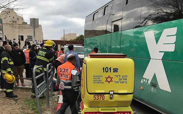 Les ambulanciers de Magen David Adom arrivent sur la scène d'un accident lors duquel un bus a renversé et tué un petit garçon de six ans à Beit Shemesh. (Crédit : MDA)