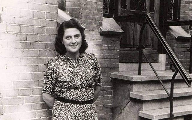Alice Cohn pose devant le bâtiment dans lequel elle s'est cachée des nazis, à Utrecht, aux Pays-Bas. La photo a été prise après la libération de l'Europe en 1945. (Courtesy : National Holocaust Museum)