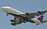 Photo d'illustration d'un avion Delta de type 747-400 atterrissant à l'aéroport Ben Gurion, au mois de juin 2012 (Crédit : Wikipedia/AF1621/CC BY 3.0)