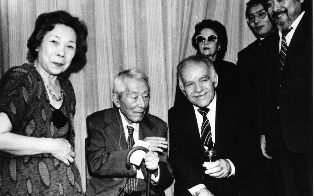 Chiune Sugihara (assis au centre) avec sa famille et l'ancien ministre des Affaires étrangères Yitzhak Shamir, à Tokyo, en 1985. (Crédit : Nobuki Sugihara)