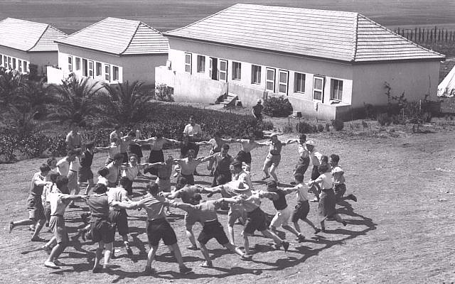 Des jeunes olim hadashim d'Allemagne dansant la hora au kibboutz Ein Harod, en 1936 (Crédit : Kluger Zoltan/GPO)