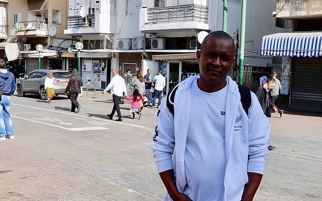 Le militant Bluts Iyassu Zeru dans le sud de Tel Aviv le 13 janvier 2018, avant une réunion hebdomadaire de l'organisation  Eritreans United for Justice, un groupe d'opposition consacré à l'union des Erythréens de la diaspora pour le renversement du dictateur en Erythrée (Crédit : Melanie Lidman/Times of Israel)