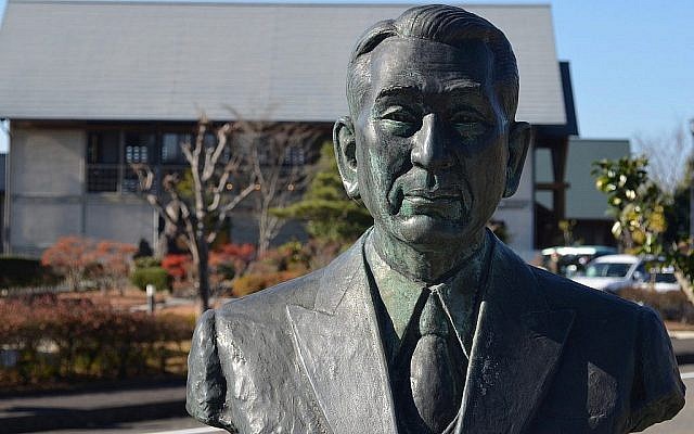 A Yaotsu, au Japon, au mois de novembre 2017, un buste de Chiune Sugihara au musée du mémorial créé en son honneur (Crédit : Michael Wilner) A Yaotsu, au Japon, au mois de novembre 2017, un buste de Chiune Sugihara au musée du mémorial créé en son honneur (Crédit : Michael Wilner)