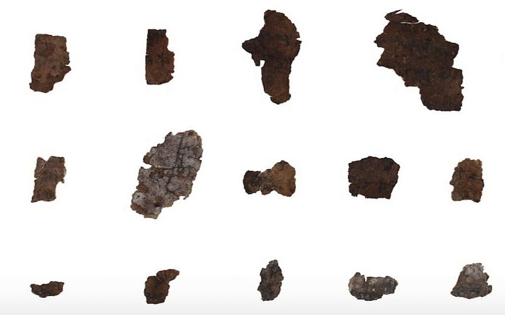 Assiette de médaillons de fragments écrit en script cryptique A de la grotte 4 de 4 à Qumran. (Crédit : Shay Halevi, Autorité des antiquités israélienne, bibliothèque Léon Lévy des Rouleaux de la mer morte)
