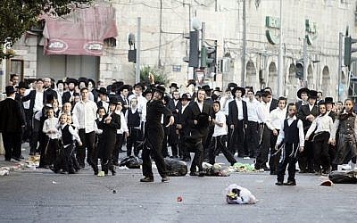 Des Israéliens ultra-orthodoxes prennent part à une violente manifestation dans le quartier de Mea Shearim à Jérusalem le 27 juin 2009. (Uri Lenz / Flash90)