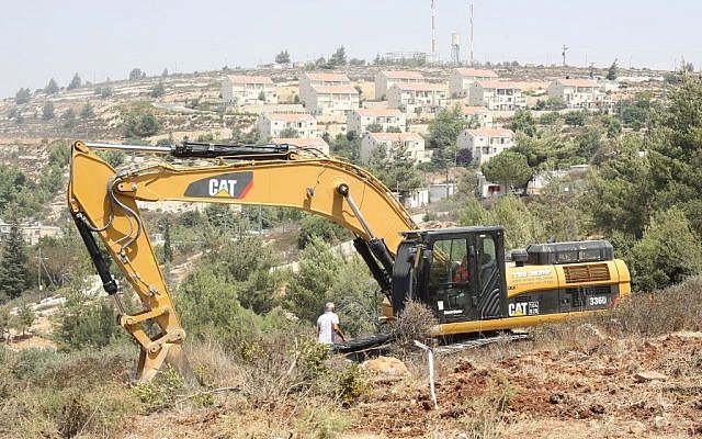 Un tracteur Caterpillar nettoyant des terres pour des constructions israéliennes en Cisjordanie, en 2012 (Oren Nahshon / Flash90) Un tracteur Caterpillar nettoyant des terres pour des constructions israéliennes en Cisjordanie, en 2012 (Oren Nahshon / Flash90)