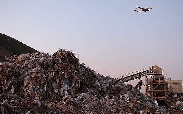 Une vue de la la décharge de  Hiriya au sud-est de Tel Aviv, en Israël (Crédit :  Yaakov Naumi/Flash90)